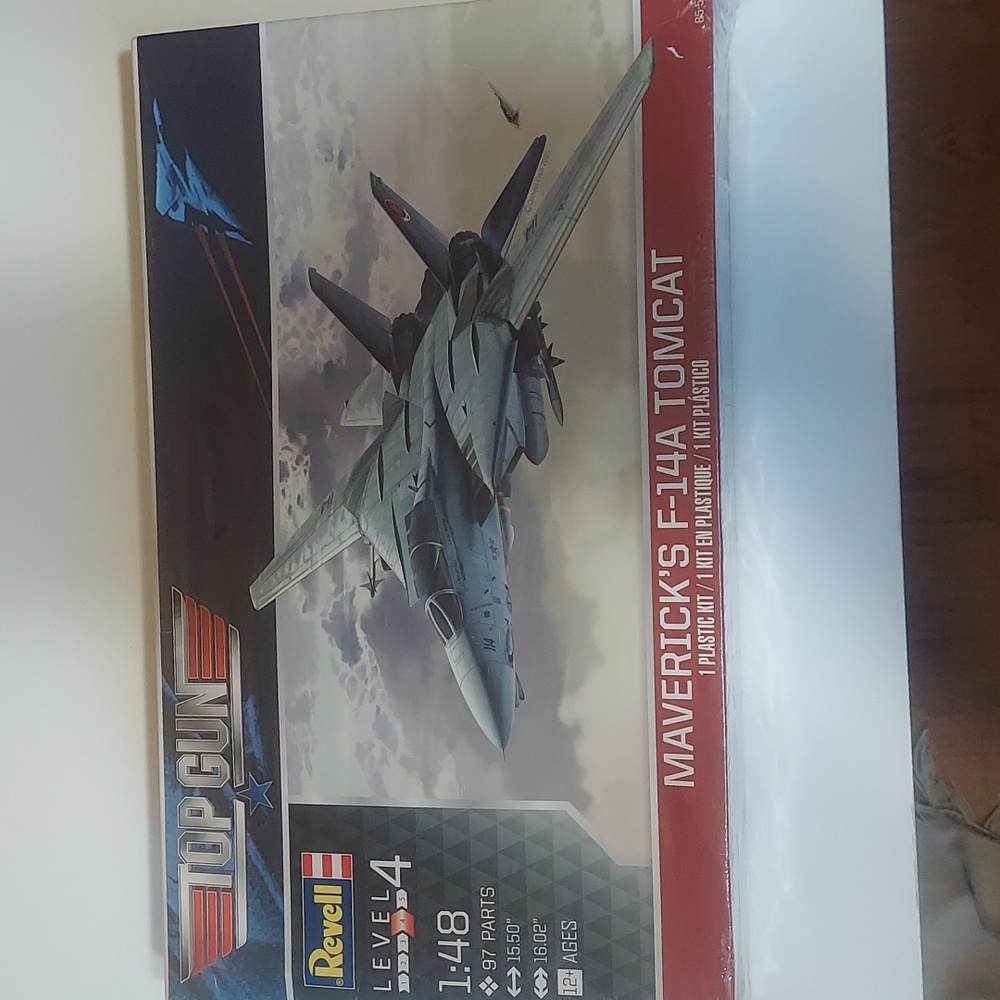 Revell top gun  mavericks f-14 a tomcat .model new, level 4